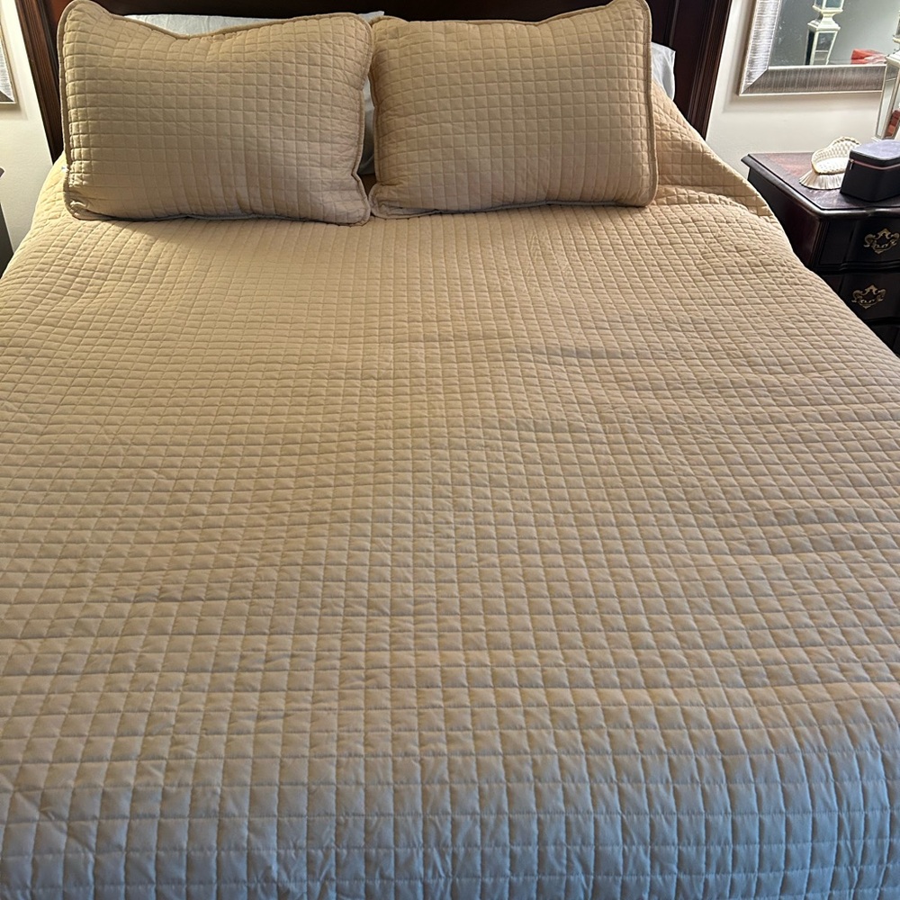 Creamy yellow Quilted Bedding Set with Sophisticated Design